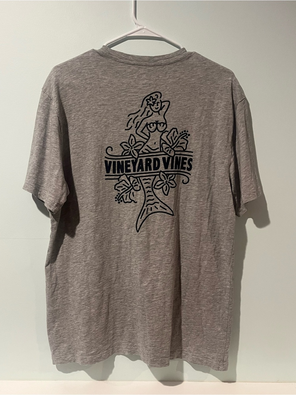 Vineyard Vines Men's Vintage Gray Pocket Subtle Logo Mermaid Pose T-shirt, Sz M - Picture 3 of 5